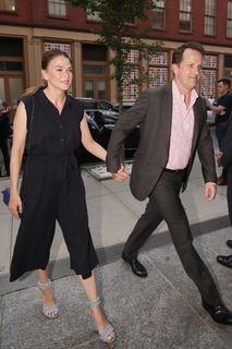Sutton Foster feet photo thumbnail
