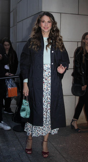 Sutton Foster feet photo thumbnail