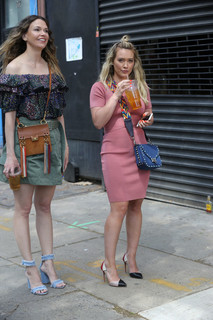 Sutton Foster feet photo thumbnail