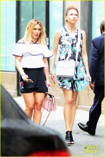 Sutton Foster feet photo thumbnail