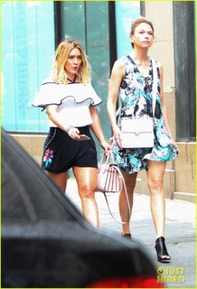 Sutton Foster feet photo thumbnail