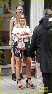 Sutton Foster feet photo thumbnail