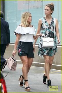 Sutton Foster feet photo thumbnail