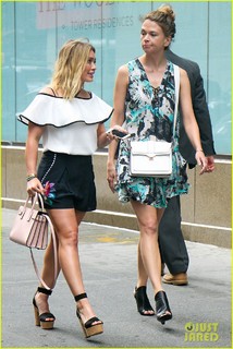 Sutton Foster feet photo thumbnail