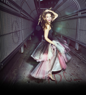 Sutton Foster feet photo thumbnail