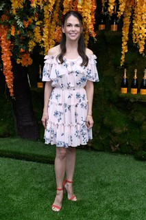 Sutton Foster feet photo thumbnail