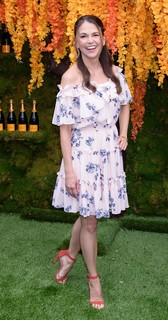 Sutton Foster feet photo thumbnail