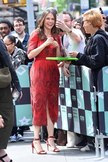 Sutton Foster feet photo thumbnail