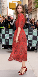 Sutton Foster feet photo thumbnail