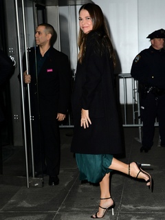 Sutton Foster feet photo thumbnail