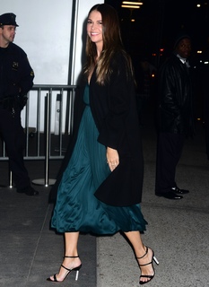 Sutton Foster feet photo thumbnail