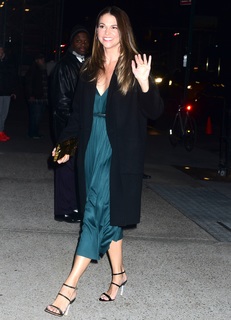 Sutton Foster feet photo thumbnail