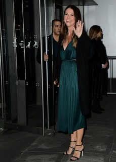 Sutton Foster feet photo thumbnail