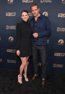 Sutton Foster feet photo thumbnail