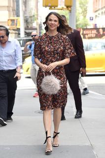 Sutton Foster feet photo thumbnail