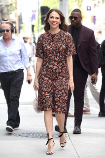 Sutton Foster feet photo thumbnail