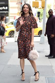 Sutton Foster feet photo thumbnail