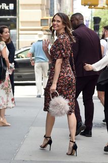 Sutton Foster feet photo thumbnail