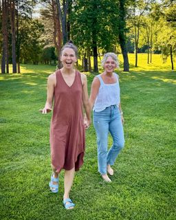 Sutton Foster feet photo thumbnail