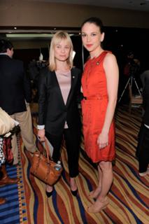 Sutton Foster feet photo thumbnail