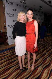 Sutton Foster feet photo thumbnail