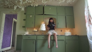 Suzanna Son feet photo thumbnail