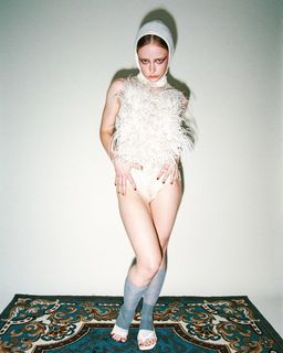 Suzanna Son feet photo thumbnail