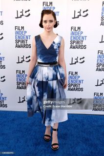 Suzanna Son feet photo thumbnail