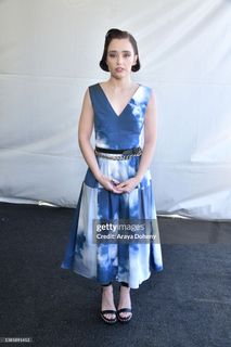 Suzanna Son feet photo thumbnail