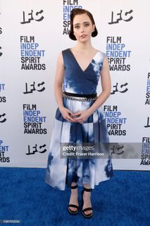 Suzanna Son feet photo thumbnail