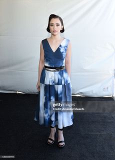 Suzanna Son feet photo thumbnail