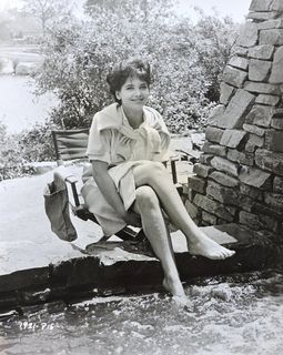 Suzanne Pleshette feet photo thumbnail