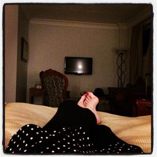 Suzanne Vega feet photo 8
