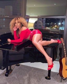 Suzette James feet photo 11