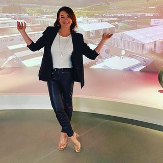 Suzi Perry feet photo thumbnail