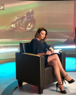 Suzi Perry feet photo thumbnail