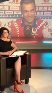 Suzi Perry feet photo thumbnail