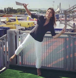 Suzi Perry feet photo thumbnail