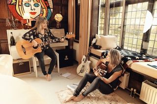 Suzi Quatro feet photo 6