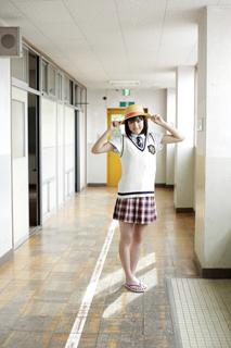 Suzu Hirose feet photo 2