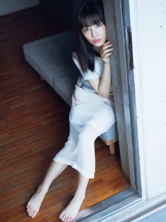 Suzu Hirose feet photo 3