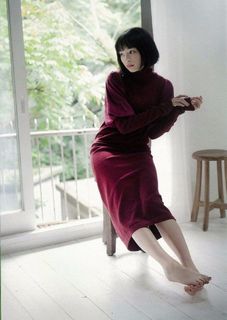 Suzu Hirose feet photo 10
