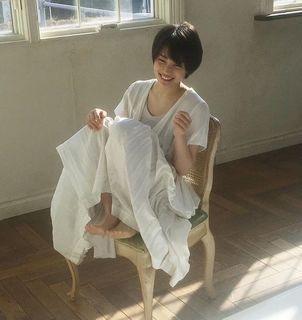 Suzu Hirose feet photo 9