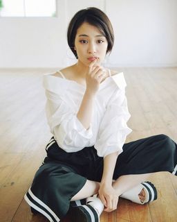 Suzu Hirose feet photo 8