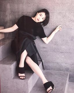 Suzu Hirose feet photo 3