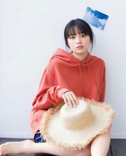Suzu Hirose feet photo 1