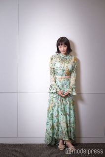 Suzu Hirose feet photo 11