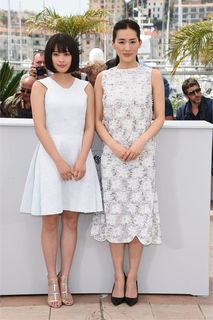 Suzu Hirose feet photo 9