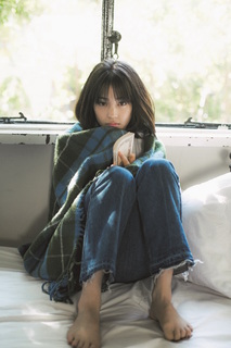 Suzu Hirose feet photo 8