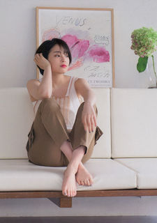 Suzu Hirose feet photo 2
